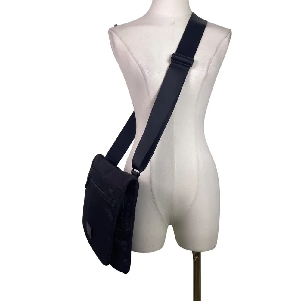 Tumi Mens Black Nylon Adjustable Strap With Zippered Pockets Messenger Bag